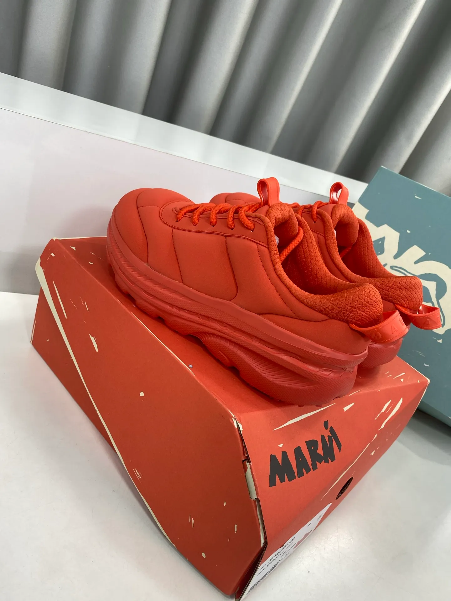 👟👟Ex-factory price 600👟👟 Marni✖️hoka co-branded 25ss sports, mountaineering and hiking bread shoes☑️ The BONDI series, designed in conjunction with the Italian luxury brand MARNI, has transformed into a more bold and unique design with its maximized cushioning performance. Known for its highly artistic designs and bold spirit that transcends established concepts, this collaboration combines highly cushioning foam with Japanese-made quilted upper materials for a modern interpretation. This is a pair that straddles the T stage and the street, and is the ultimate blend of high fashion and athleisure. ▪️Fabric: original customized nylon cloth ▪️Inner padding: breathable mesh ▪️Outsole: original customized open-molded ultra-light foam outsole ▪️Size: 35-40 (custom-made women’s size 40 is non-refundable)